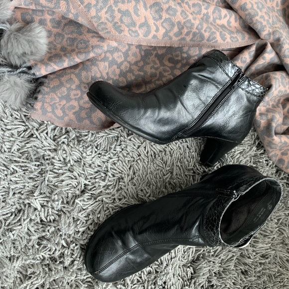 A2 Booties by Aerosole - Picture 2 of 6